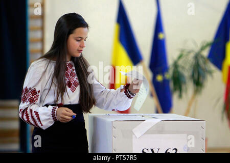 Bucarest, Roumanie. 6 Oct, 2018. Une femme jette son vote à un bureau de scrutin à Bucarest, Roumanie, 6 octobre 2018. Le taux de participation a été faible dans le premier des deux jours de la Roumanie lors du référendum organisé sur la redéfinition de la famille, selon le dernier rapport sur la participation électorale publié par le Bureau Electoral Central (BEC) tard samedi. Credit : Cristian Cristel/Xinhua/Alamy Live News Banque D'Images