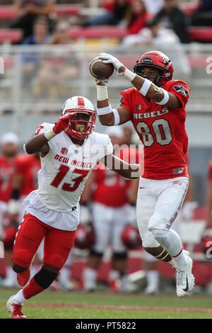 Las Vegas, NV, USA. 6 Oct, 2018. Rebelles UNLV receveur Brandon Presley (80) attrape le football en face de New Mexico Lobos Jalin évoluait Burrell (13) au cours de la NCAA Football jeu mettant en vedette le Nouveau Mexique Lobos et l'UNLV rebelles à Sam Boyd Stadium à Las Vegas, NV. Le Nouveau Mexique Lobos défait les rebelles UNLV 50 à 14. Christopher Trim/CSM/Alamy Live News Banque D'Images