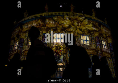 6 octobre 2018 - Les gens peuvent être vu en face de l'allumé pendant le Bode-Museum 14. Festival des lumières à Berlin. Artful affiche peut être vu sur les monuments et bâtiments sur la ville grâce à l'utilisation d'illuminations, luministic la cartographie 3D et des projections. Crédit : Jan Scheunert/ZUMA/Alamy Fil Live News Banque D'Images