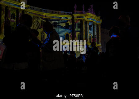 Silhouettes de visiteurs peut être vu en face de la faculté de droit de l'Université Humboldt de Berlin sur la Bebelplatz à Berlin pendant la 14. Festival des lumières à Berlin. Artful affiche peut être vu sur les monuments et bâtiments sur la ville grâce à l'utilisation d'illuminations, luministic la cartographie 3D et des projections. 6 Oct, 2018. Crédit : Jan Scheunert/ZUMA/Alamy Fil Live News Banque D'Images