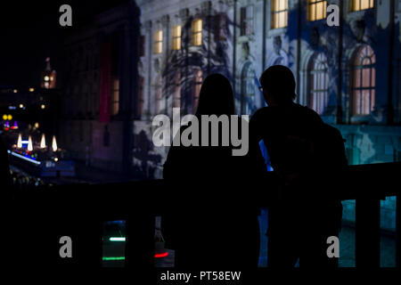 6 octobre 2018 - Les gens peuvent être vu en face de l'allumé pendant le Bode-Museum 14. Festival des lumières à Berlin. Artful affiche peut être vu sur les monuments et bâtiments sur la ville grâce à l'utilisation d'illuminations, luministic la cartographie 3D et des projections. Crédit : Jan Scheunert/ZUMA/Alamy Fil Live News Banque D'Images