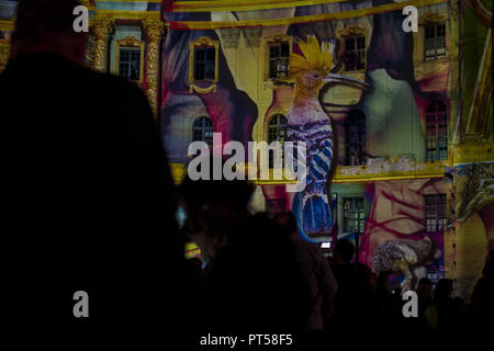 Silhouettes de visiteurs peut être vu en face de la faculté de droit de l'Université Humboldt de Berlin sur la Bebelplatz à Berlin pendant la 14. Festival des lumières à Berlin. Artful affiche peut être vu sur les monuments et bâtiments sur la ville grâce à l'utilisation d'illuminations, luministic la cartographie 3D et des projections. 6 Oct, 2018. Crédit : Jan Scheunert/ZUMA/Alamy Fil Live News Banque D'Images