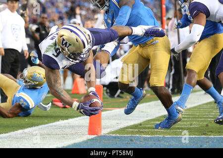 Pasadena, CA. 6 Oct, 2018. Les Huskies de Washington d'utiliser de nouveau Myles Gaskin (9) tente d'obtenir la balle à l'intérieur du pylône pour un touché dans la première moitié pendant le match contre les Washington Huskies et l'UCLA Bruins au Rose Bowl de Pasadena, CA. (Photo de Peter Renner and Co) Credit : csm/Alamy Live News Banque D'Images