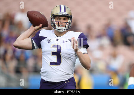 Pasadena, CA. 6 Oct, 2018. Washington Huskies quarterback Jake Browning (3) fait une tentative de pâtes dans la première moitié pendant le match contre les Washington Huskies et l'UCLA Bruins au Rose Bowl de Pasadena, CA. (Photo de Peter Renner and Co) Credit : csm/Alamy Live News Banque D'Images