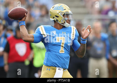 Pasadena, CA. 6 Oct, 2018. UCLA Bruins quarterback Dorian Thompson-Robinson (7) fait une tentative de passage au premier semestre pendant le match contre les Washington Huskies et l'UCLA Bruins au Rose Bowl de Pasadena, CA. (Photo de Peter Renner and Co) Credit : csm/Alamy Live News Banque D'Images