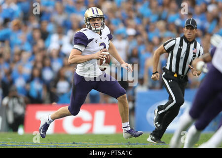 Pasadena, CA. 6 Oct, 2018. Washington Huskies quarterback Jake Browning (3) exécute pour un gain sur une tourbière keeper jouer pendant le match contre les Huskies de Washington et de l'UCLA Bruins au Rose Bowl de Pasadena, CA. (Photo de Peter Renner and Co) Credit : csm/Alamy Live News Banque D'Images