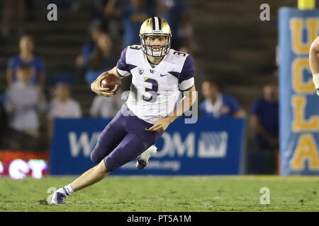 Pasadena, CA. 6 Oct, 2018. Washington Huskies quarterback Jake Browning (3) brouille pour une première dans la seconde moitié au cours de la partie contre les Washington Huskies et l'UCLA Bruins au Rose Bowl de Pasadena, CA. (Photo de Peter Renner and Co) Credit : csm/Alamy Live News Banque D'Images