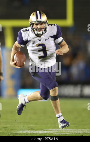 Pasadena, CA. 6 Oct, 2018. Washington Huskies quarterback Jake Browning (3) brouille pour une première dans la seconde moitié au cours de la partie contre les Washington Huskies et l'UCLA Bruins au Rose Bowl de Pasadena, CA. (Photo de Peter Renner and Co) Credit : csm/Alamy Live News Banque D'Images