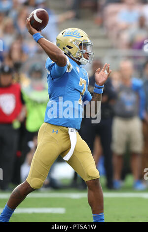 Pasadena, CA. 6 Oct, 2018. UCLA Bruins quarterback Dorian Thompson-Robinson (7) fait une tentative de passage au premier semestre pendant le match contre les Washington Huskies et l'UCLA Bruins au Rose Bowl de Pasadena, CA. (Photo de Peter Renner and Co) Credit : csm/Alamy Live News Banque D'Images