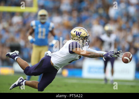 Pasadena, CA. 6 Oct, 2018. Washington Huskies wide receiver Aaron Fuller (2) ne peut pas tout à fait atteindre la tentative passe en profondeur dans la première moitié pendant le match contre les Washington Huskies et l'UCLA Bruins au Rose Bowl de Pasadena, CA. (Photo de Peter Renner and Co) Credit : csm/Alamy Live News Banque D'Images