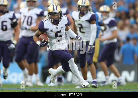 Pasadena, CA. 6 Oct, 2018. DWashington Baccellia Huskies receveur Andre (5) exécute pour l'utilisation des verges après la capture pendant le match contre les Washington Huskies et l'UCLA Bruins au Rose Bowl de Pasadena, CA. (Photo de Peter Renner and Co) Credit : csm/Alamy Live News Banque D'Images