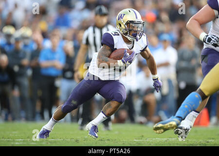 Pasadena, CA. 6 Oct, 2018. Les Huskies de Washington d'utiliser de nouveau Myles Gaskin (9) coupes budgétaires dans un écart pour un toucher des roues pendant le match contre les Washington Huskies et l'UCLA Bruins au Rose Bowl de Pasadena, CA. (Photo de Peter Renner and Co) Credit : csm/Alamy Live News Banque D'Images