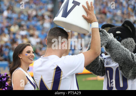 Pasadena, CA. 6 Oct, 2018. Un cri est leader de l'ogive de honte placée sur sa tête par les Huskies mascot pendant le match contre les Washington Huskies et l'UCLA Bruins au Rose Bowl de Pasadena, CA. (Photo de Peter Renner and Co) Credit : csm/Alamy Live News Banque D'Images