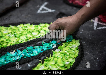 Lima, Pérou. 6 octobre 2018. Les dévots de faire un tapis de fleurs, à l'extérieur de l'église où l'image du Seigneur des miracles va commencer la procesion. Chaque octobre depuis quatre siècles cette procession a lieu à Lima et est connu comme le plus important événement religieux au Pérou. Cette tradition péruvienne commémore le séisme dévastateur de Lima 1746 qui n'a laissé qu'une peinture murale du Christ debout dans une zone urbaine. Credit : SOPA/Alamy Images Limited Live News Banque D'Images