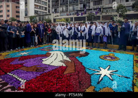Lima, Pérou. 6 octobre 2018. Les dévots de faire un tapis de fleurs, à l'extérieur de l'église où l'image du Seigneur des miracles commence la procession. Chaque octobre depuis quatre siècles cette procession a lieu à Lima et est connu comme le plus important événement religieux au Pérou. Cette tradition péruvienne commémore le séisme dévastateur de Lima 1746 qui n'a laissé qu'une peinture murale du Christ debout dans une zone urbaine. Credit : SOPA/Alamy Images Limited Live News Banque D'Images