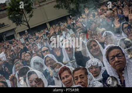 Lima, Pérou. 6 octobre 2018. Les dévots participent à une procession du Seigneur des miracles plus connu comme "El señor de los Milagros" à Lima, capitale du Pérou. Chaque octobre depuis quatre siècles cette procession a lieu à Lima et est connu comme le plus important événement religieux au Pérou. Cette tradition péruvienne commémore le séisme dévastateur de Lima 1746 qui n'a laissé qu'une peinture murale du Christ debout dans une zone urbaine. Credit : SOPA/Alamy Images Limited Live News Banque D'Images