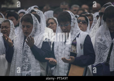 Lima, Pérou. 6 octobre 2018. Les dévots participent à une procession du Seigneur des miracles plus connu comme "El señor de los Milagros" à Lima, capitale du Pérou. Chaque octobre depuis quatre siècles cette procession a lieu à Lima et est connu comme le plus important événement religieux au Pérou. Cette tradition péruvienne commémore le séisme dévastateur de Lima 1746 qui n'a laissé qu'une peinture murale du Christ debout dans une zone urbaine. Credit : SOPA/Alamy Images Limited Live News Banque D'Images