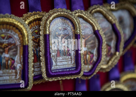 Lima, Pérou. 6 octobre 2018. Des images de Jésus Christ vu pendant la procession du Seigneur des miracles. Chaque octobre depuis quatre siècles cette procession a lieu à Lima et est connu comme le plus important événement religieux au Pérou. Cette tradition péruvienne commémore le séisme dévastateur de Lima 1746 qui n'a laissé qu'une peinture murale du Christ debout dans une zone urbaine. Credit : SOPA/Alamy Images Limited Live News Banque D'Images
