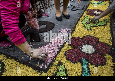 Lima, Pérou. 6 Oct, 2018. Les dévots de faire un tapis de fleurs, à l'extérieur de l'église où l'image du Seigneur des miracles va commencer la procesion. Chaque octobre depuis quatre siècles cette procession a lieu à Lima et est connu comme le plus important événement religieux au Pérou. Cette tradition péruvienne commémore le séisme dévastateur de Lima 1746 qui n'a laissé qu'une peinture murale du Christ debout dans une zone urbaine. Guillermo Gutierrez/SOPA Images/ZUMA/Alamy Fil Live News Banque D'Images