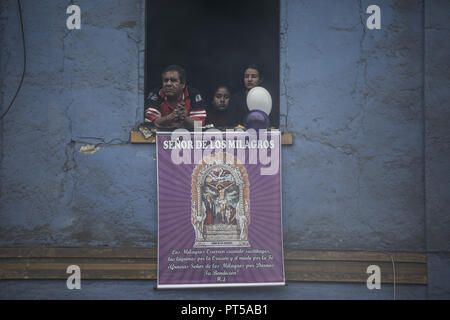 Lima, Pérou. 6 Oct, 2018. Les dévots de regarder la procession du Seigneur des miracles plus connu comme "El SeÃ±ou de los Milagros'' à Lima, capitale du Pérou. Chaque octobre depuis quatre siècles cette procession a lieu à Lima et est connu comme le plus important événement religieux au Pérou. Cette tradition péruvienne commémore le séisme dévastateur de Lima 1746 qui n'a laissé qu'une peinture murale du Christ debout dans une zone urbaine. Guillermo Gutierrez/SOPA Images/ZUMA/Alamy Fil Live News Banque D'Images