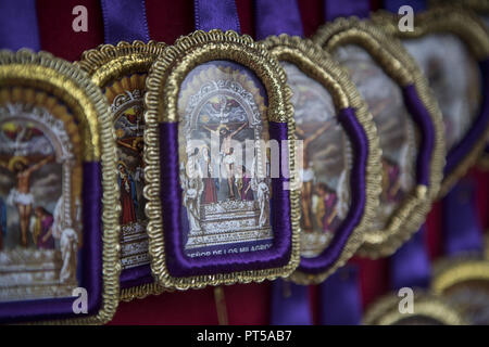Lima, Pérou. 6 Oct, 2018. Des images de Jésus Christ vu pendant la procession du Seigneur des miracles. Chaque octobre depuis quatre siècles cette procession a lieu à Lima et est connu comme le plus important événement religieux au Pérou. Cette tradition péruvienne commémore le séisme dévastateur de Lima 1746 qui n'a laissé qu'une peinture murale du Christ debout dans une zone urbaine. Guillermo Gutierrez/SOPA Images/ZUMA/Alamy Fil Live News Banque D'Images