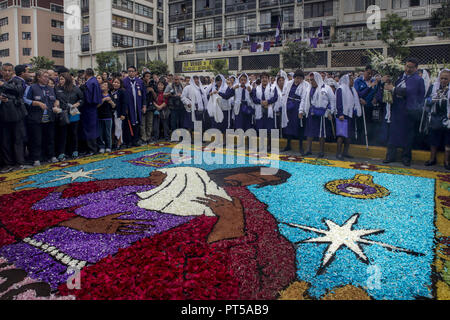 Lima, Pérou. 6 Oct, 2018. Les dévots de faire un tapis de fleurs, à l'extérieur de l'église où l'image du Seigneur des miracles commence la procession. Chaque octobre depuis quatre siècles cette procession a lieu à Lima et est connu comme le plus important événement religieux au Pérou. Cette tradition péruvienne commémore le séisme dévastateur de Lima 1746 qui n'a laissé qu'une peinture murale du Christ debout dans une zone urbaine. Guillermo Gutierrez/SOPA Images/ZUMA/Alamy Fil Live News Banque D'Images