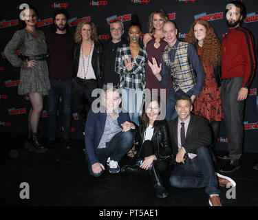 New York, NY, USA. 6 Oct, 2018. Mary Chieffo, Ethan Peck, producteur Heather Kadin, co-créateur et producteur exécutif, Alex Kurtzman, Sonequa Martin-Green, Rebecca Romijn, Doug Jones, Mary Wiseman, Anson Mount, Anthony Rapp, Michelle Yeoh à la discussion de groupe pour la nouvelle saison de la série télévisée Star Trek : LA SOCIÉTÉ CANADIENNE DU SANG Au cours de la découverte de New York Comic Con 2018 au Théâtre Hulu au Madison Square Garden de New York le 6 octobre 2018. Credit : Rw/media/Alamy Punch Live News Banque D'Images