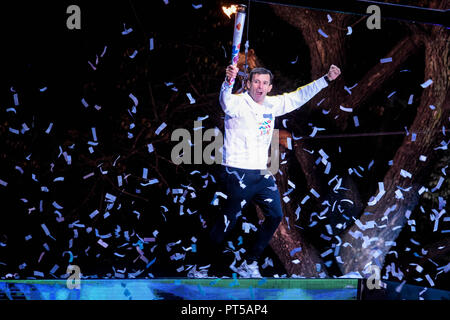 Vu un homme tenant un flambeau lors de l'inauguration du 3ème Buenos Aires 2018 Jeux Olympiques de la jeunesse d'été. Banque D'Images