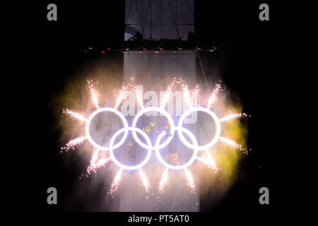 Buenos Aires, Argentine. 6 Oct, 2018. Une majestueuse cérémonie d représentant le logo des Jeux Olympiques était présent lors de l'inauguration de la 3ème Buenos Aires 2018 Jeux Olympiques de la jeunesse d'été. Credit : Fernando Oduber SOPA/Images/ZUMA/Alamy Fil Live News Banque D'Images