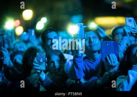 Buenos Aires, Argentine. 6 Oct, 2018. Films personnes la cérémonie d'ouverture de la la 3e Jeux Olympiques de la Jeunesse (JOJ) à Buenos Aires (Argentine), le 6 octobre 2018. Crédit : Li Ming/Xinhua/Alamy Live News Banque D'Images