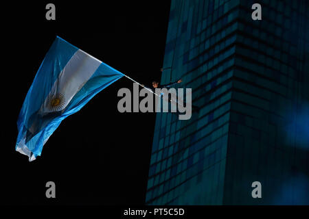 Buenos Aires, Argentine. 6 Oct, 2018. Un acteur effectue au cours de la cérémonie d'ouverture des 3e Jeux Olympiques de la Jeunesse (JOJ) à Buenos Aires (Argentine), le 6 octobre 2018. Il Crédit : Summer Palace/Xinhua/Alamy Live News Banque D'Images