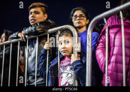 Buenos Aires, Argentine. 06 Oct, 2018. Spectateurs regarder la cérémonie d'ouverture des Jeux Olympiques de la jeunesse de Buenos Aires. Crédit : Nicolas Villalobos/dpa/Alamy Live News Banque D'Images