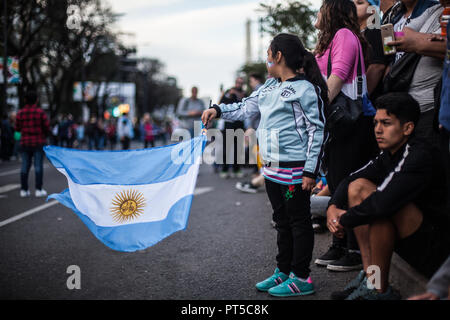 Buenos Aires, Argentine. 06 Oct, 2018. Spectateurs regarder la cérémonie d'ouverture des Jeux Olympiques de la jeunesse de Buenos Aires. Crédit : Nicolas Villalobos/dpa/Alamy Live News Banque D'Images