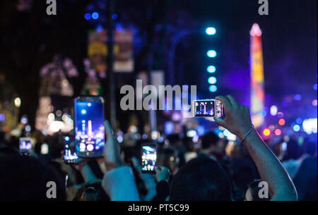 Buenos Aires, Argentine. 06 Oct, 2018. Film les spectateurs de la cérémonie d'ouverture des Jeux Olympiques de la jeunesse de Buenos Aires. Crédit : Nicolas Villalobos/dpa/Alamy Live News Banque D'Images