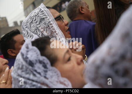 Lima, Pérou. 06 Oct, 2018. Une femme prie lors d'une procession en l'honneur de l'enor 'de los Milagros (Seigneur des miracles). "D'énormes de los Milagros' est une fête catholique qui se célèbre chaque année dans Lima. Credit : Geraldo Caso/dpa/Alamy Live News Banque D'Images