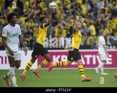 06 octobre 2018, Cologne, Rhénanie du Nord-Westphalie : Soccer : Bundesliga Borussia Dortmund - FC Augsburg, 7e journée au Signal Iduna Park. Dortmund's Paco Alcácer (r) et Abdou Diallo bravo pour la victoire 2:2. Photo : Bernd Thissen/DPA - WICHTIGER HINWEIS : gemäß den Vorgaben der DFL Deutsche Fußball Liga bzw. des DFB Deutscher Fußball-Bund es ist untersagt, en dem Stadion und/oder vom Spiel von angefertigte Sequenzbildern Fotoaufnahmen en forme und/oder videoähnlichen Fotostrecken zu verwalten und verkaufen zu lassen.. Banque D'Images