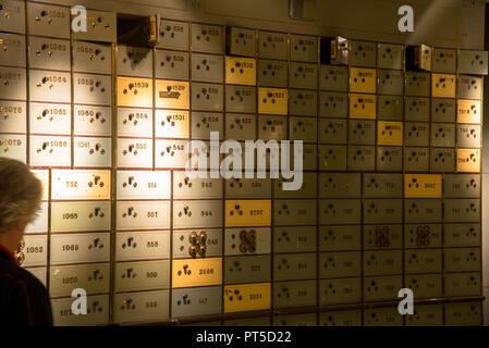 L'ancienne numérotation des casiers sécurisés à l'ancien bâtiment de la banque à Den Haag, Pays-Bas Banque D'Images