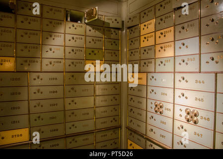 L'ancienne numérotation des casiers sécurisés à l'ancien bâtiment de la banque à Den Haag, Pays-Bas Banque D'Images