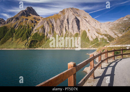 Barrage et lac de Morasco avec grande montagne dans l'arrière-plan vu dans un beau jour d'été, l'Oliveto - Vallée Formazza, Piémont, Italie Banque D'Images