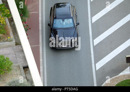 Monte-Carlo, Monaco - 5 octobre 2018 : Vue aérienne d'un noir de luxe Bentley Bentayga SUV (Vue de dessus) roulant sur le Boulevard du Larvotto à Monaco, F Banque D'Images