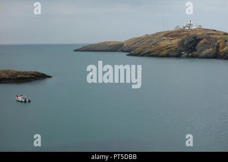 Petit Bateau & point phare de Lynas Eilian Porth sur l'île d'Anglesey Sentier du littoral, le Pays de Galles, Royaume-Uni. Banque D'Images