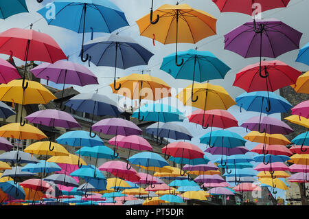 Affichage des parasols multicolores suspendus à Pontivy, France Banque D'Images