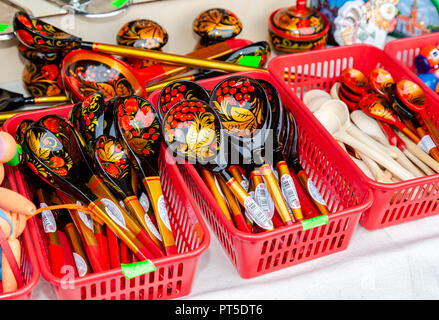 Samara, Russie - Février 18, 2018 : Fédération de cuillères en bois peint traditionnel prêt à vendre Banque D'Images