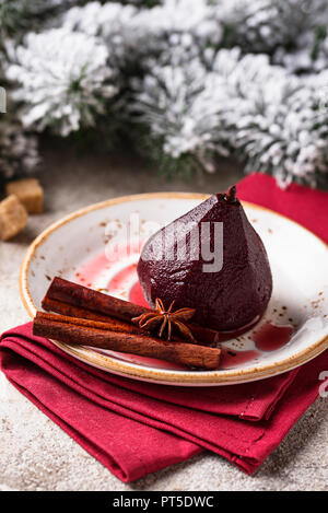 Les Poires au vin aux épices Banque D'Images