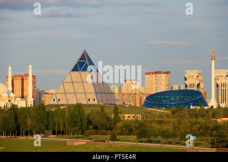 Kazakhstan, Astana, Skyline, Palais de la paix et de la réconciliation, Banque D'Images