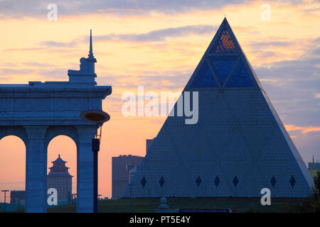 Kazakhstan, Astana, Palais de la paix et de la réconciliation, Banque D'Images