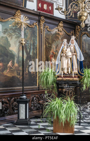 Bruges, Flandre occidentale, Belgique - 19 septembre 2018 : mur recouvert de peintures avec des décorations d'or derrière statue de sainte Anne et de la Vierge à saint un Banque D'Images