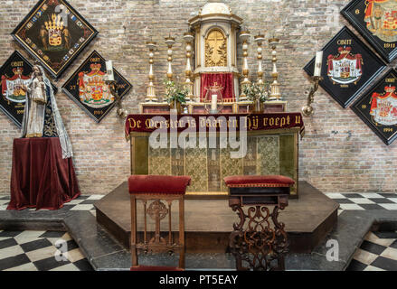 Bruges, Flandre occidentale, Belgique - 19 septembre 2018 : Autel avec tabernacle et Madonna statue sur piédestal à l'église de Jérusalem de Bruges. Plusieurs Famille coa Banque D'Images