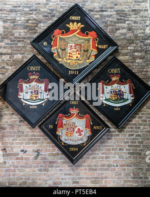 Bruges, Flandre occidentale, Belgique - 19 septembre 2018 : Quatre armoiries de la famille de couleur sur mur de brique dans l'Église de Jérusalem de Bruges. Banque D'Images