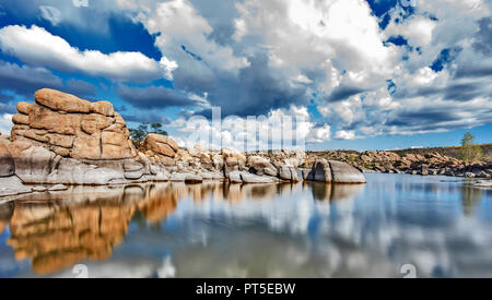 Une longue exposition photo de Watson Lake à Prescott en Arizona peu après une belle tempête. Je recommande fortement de visiter à Watson Lake Prescott AZ. Banque D'Images